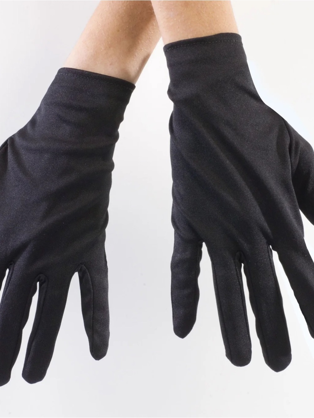 Womenās White Stretch Gloves - Classic Everyday Accessory